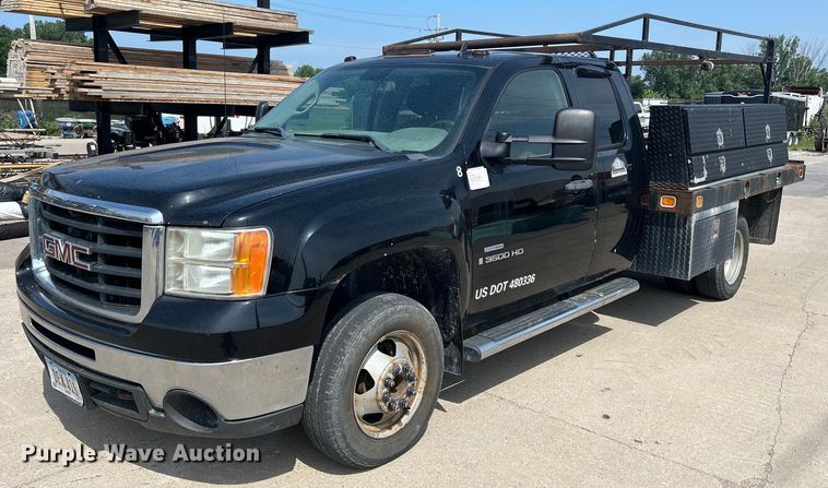 2009 GMC Sierra 3500HD  Ext. Cab flatbed pickup truck - DQ0860