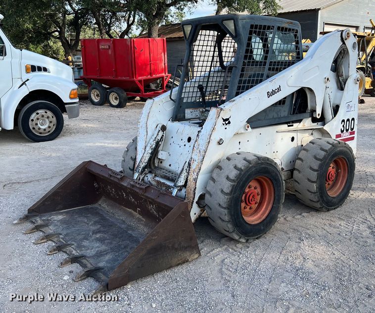 2002 Bobcat S300  skid steer loader - DQ2120
