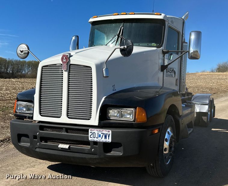2003 Kenworth T600  semi truck - DR5176