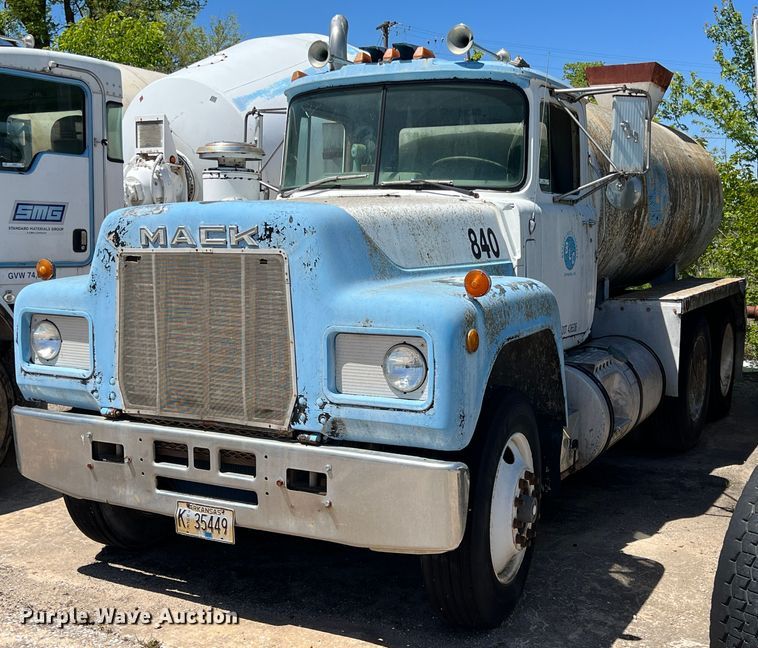 1982 Mack R688ST  water truck - JE9985