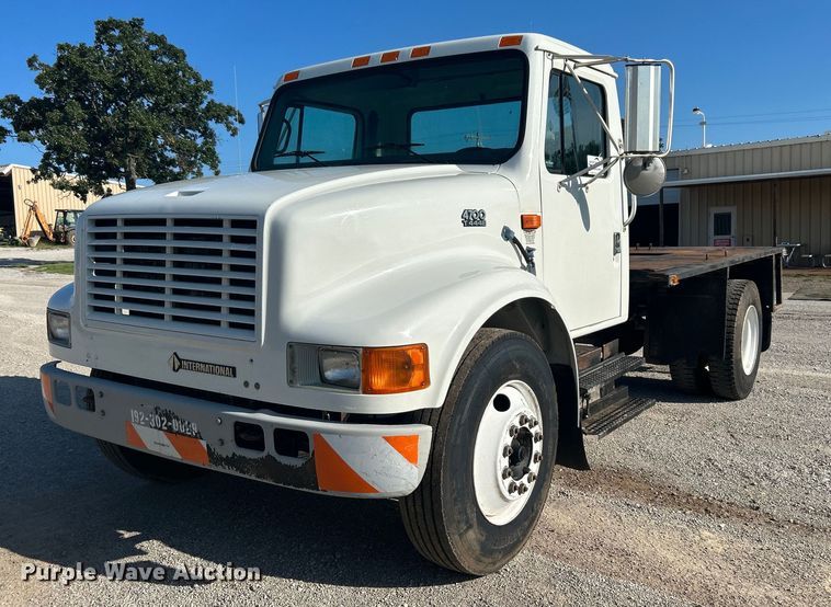 2000 International 4700  flatbed truck - DI7914