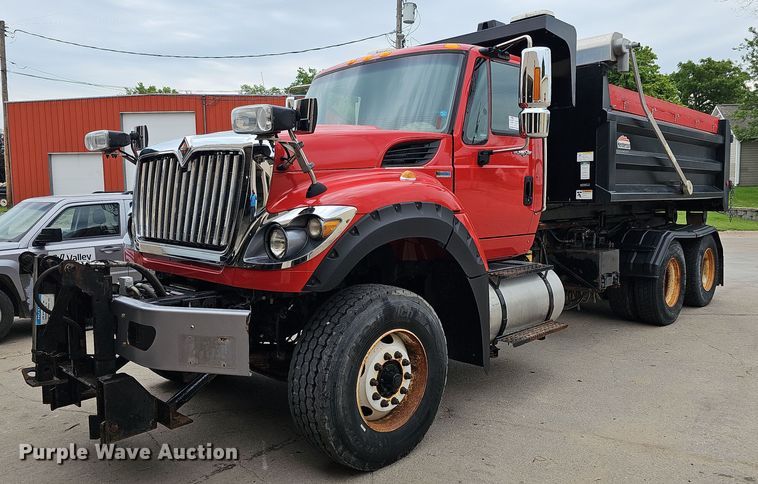 2013 International Work Star 7600  hook lift truck - DO2883