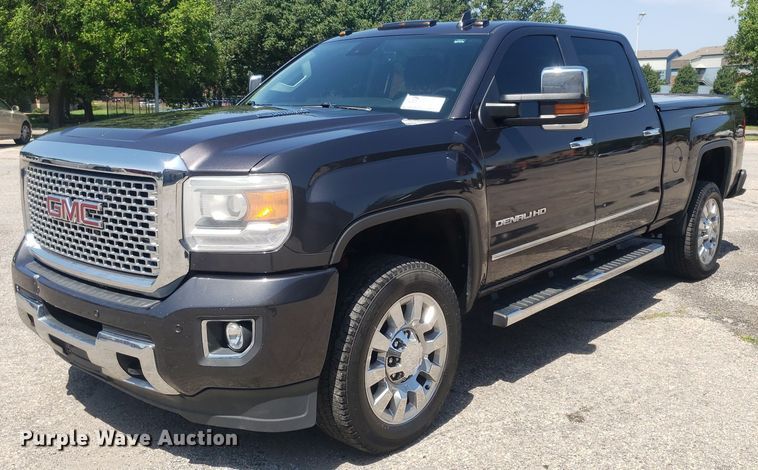 2015 GMC Sierra 2500HD Denali  Crew Cab pickup truck - DO2923