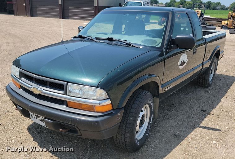 2002 Chevrolet S10  Ext. Cab pickup truck - DQ7523