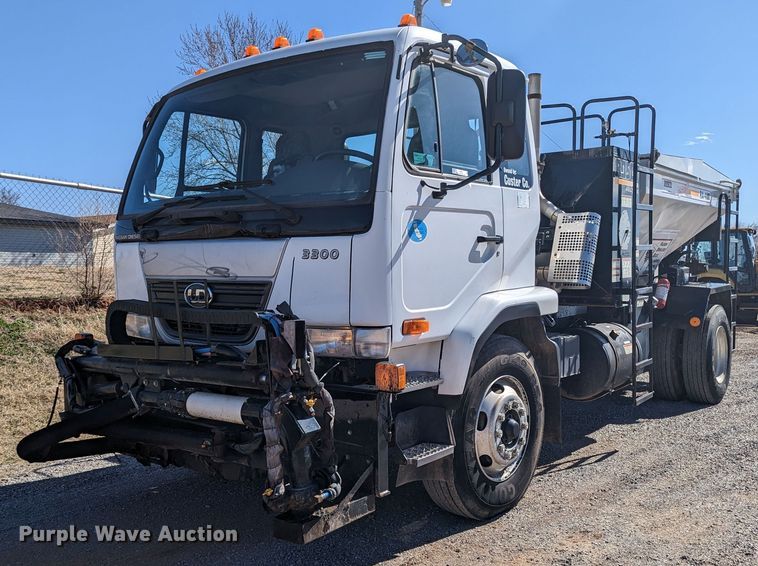2010 Nissan 3300  pothole patcher truck - LF9650