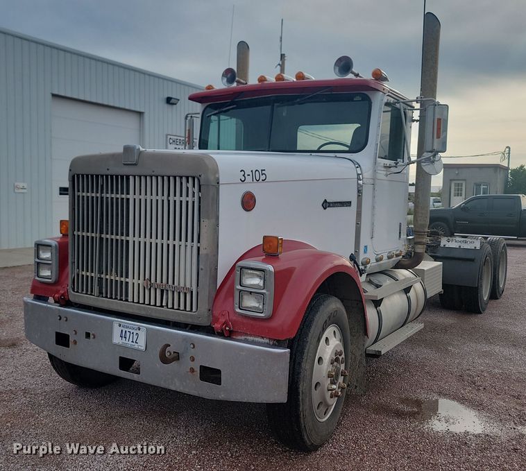 1989 International 9300  semi truck - LQ9044