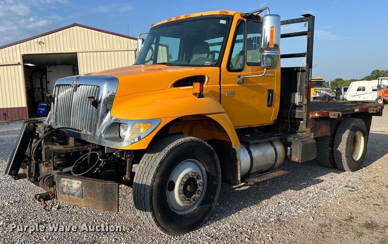 2005 International 7400  flatbed truck - NA9065