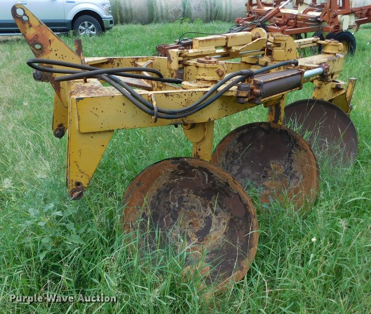 Three bottom terracing plow - GP9629