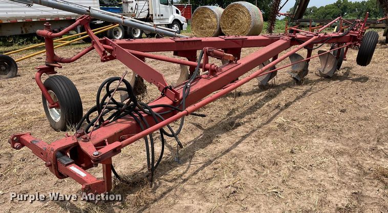 International  six bottom plow - LS9445