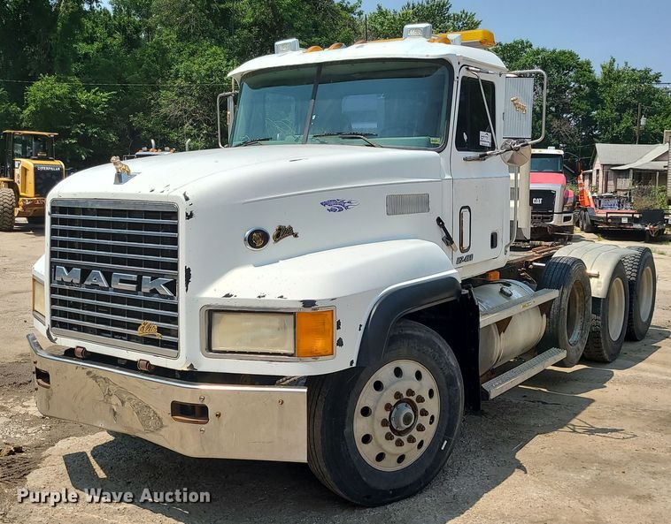 1999 Mack CL713  semi truck - DC6007