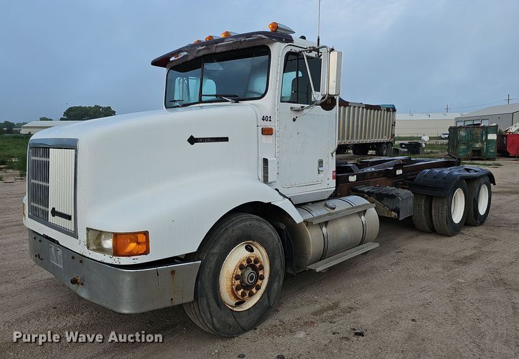 1996 International 9200  hook lift truck - DQ0092