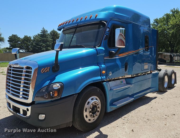 2016 Freightliner Cascadia Evolution  semi truck - DQ0121