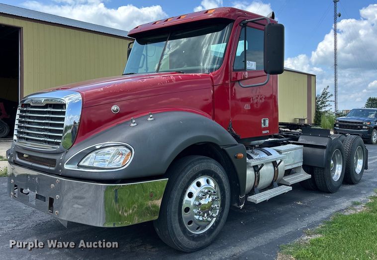 2006 Freightliner Columbia  semi truck - DQ0844