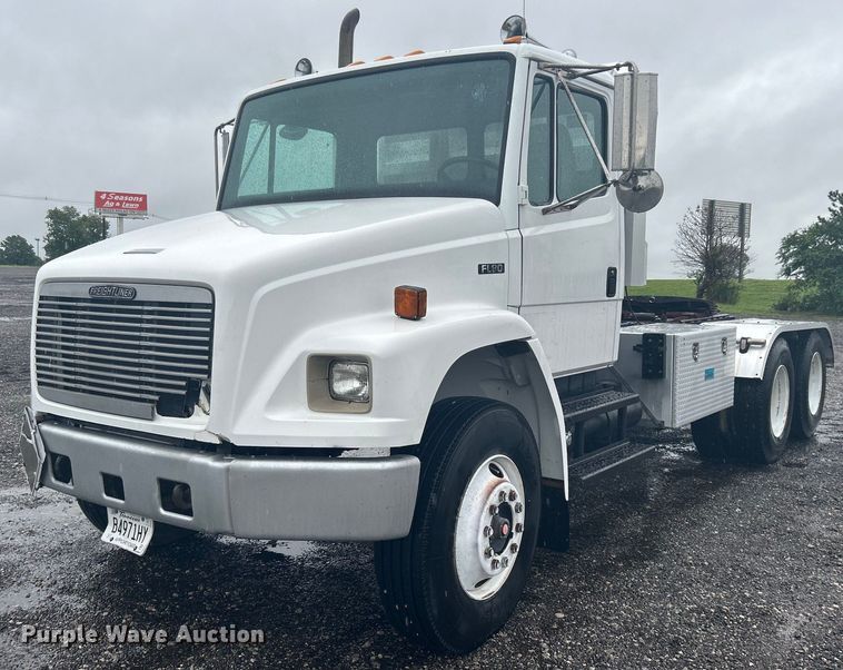 1996 Freightliner FL80  semi truck - KW9148