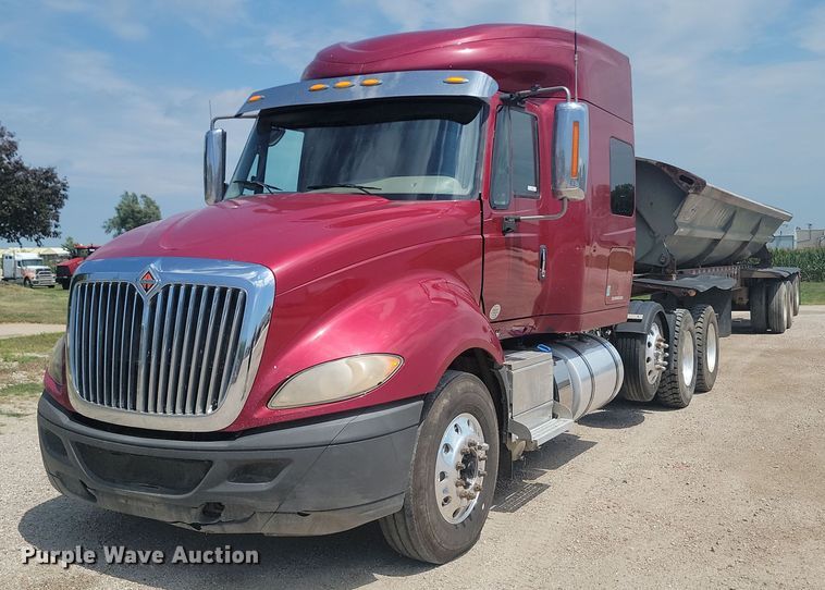 2015 International ProStar  semi truck - LQ9057