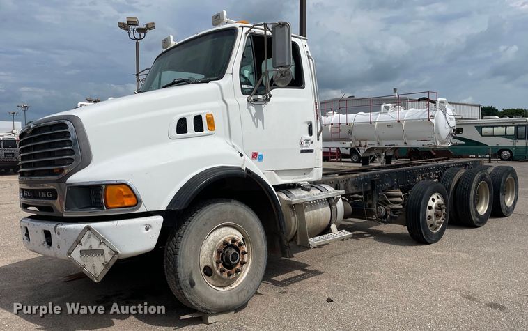 2005 Sterling L9500  truck cab and chassis - LS9361