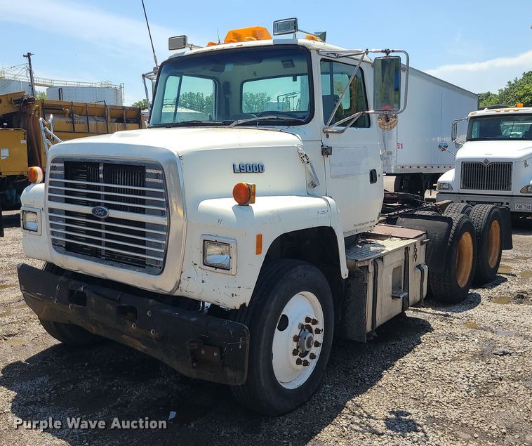 1992 Ford L9000  semi truck - MG9608