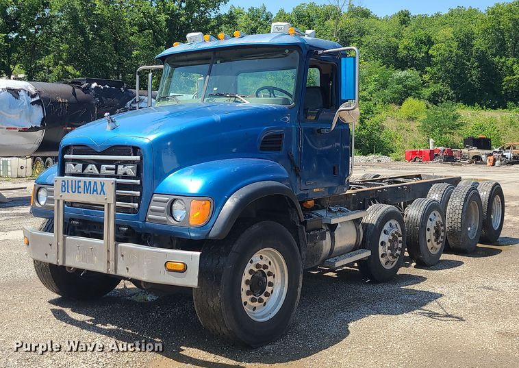 2002 Mack CV713  semi truck - MG9610