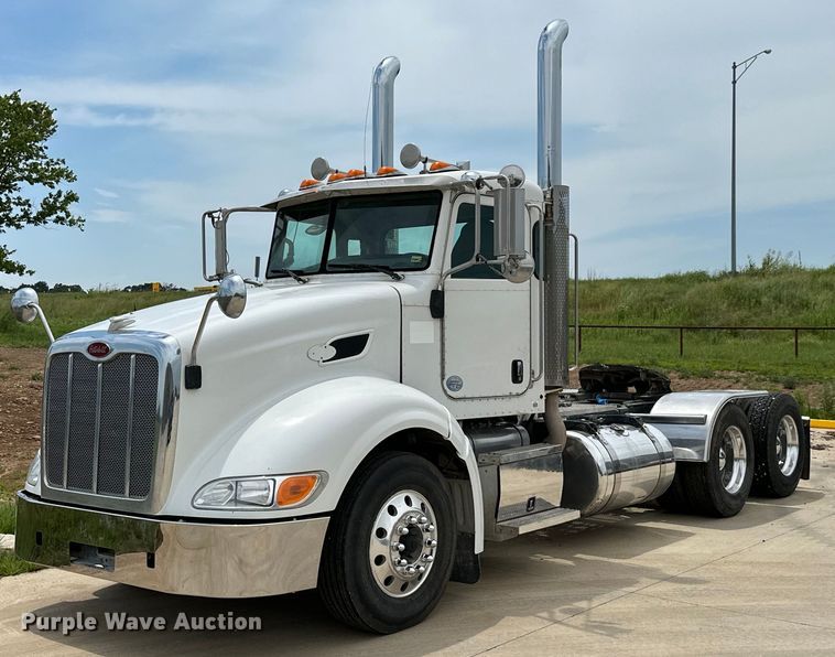 2010 Peterbilt 386  semi truck - ML9069