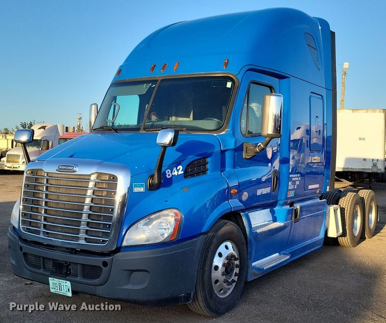 2015 Freightliner Cascadia 113  semi truck - MO9668