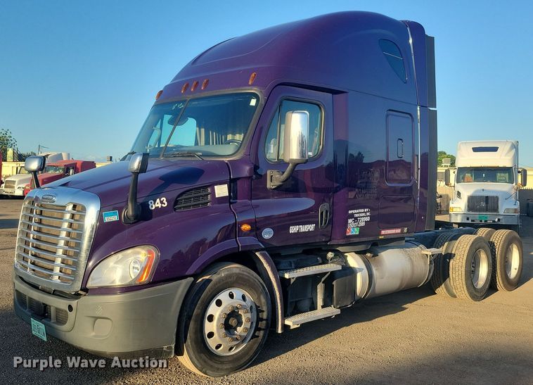 2015 Freightliner Cascadia 113  semi truck - MO9669