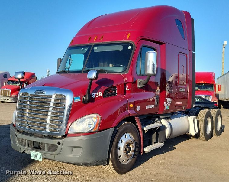 2015 Freightliner Cascadia 113  semi truck - MO9670