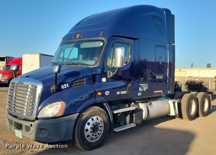 2015 Freightliner Cascadia 113  semi truck - MO9671