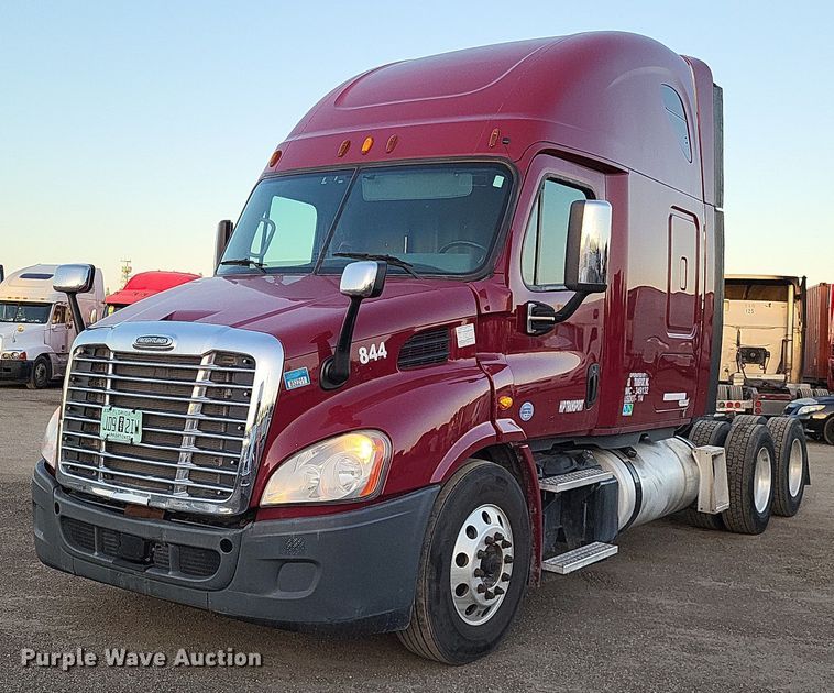 2015 Freightliner Cascadia 113  semi truck - MO9672