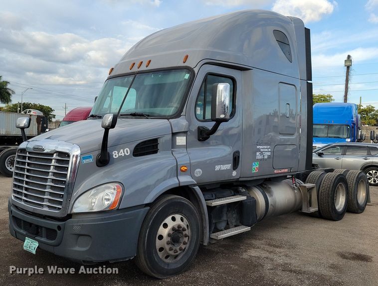 2015 Freightliner Cascadia 113  semi truck - MO9673