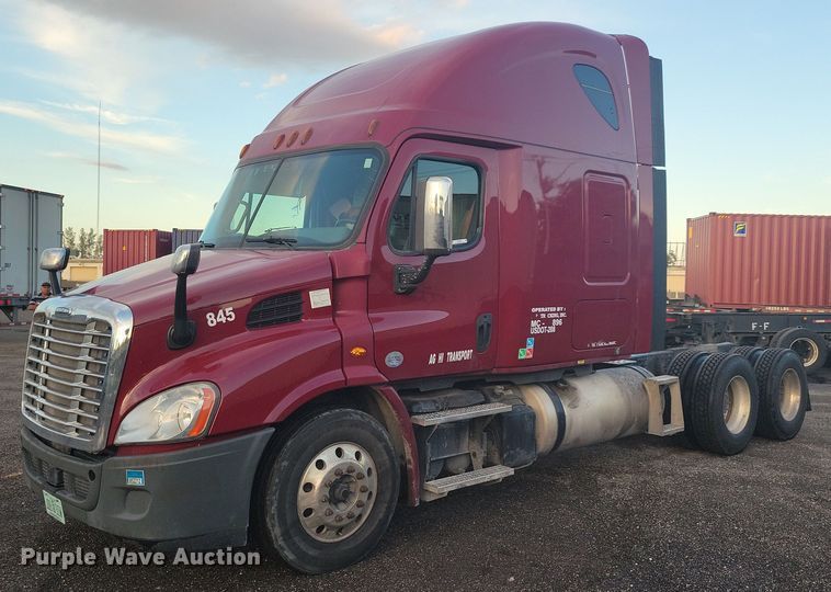 2015 Freightliner Cascadia 113  semi truck - MO9674