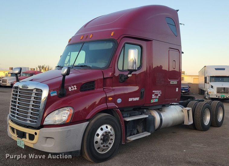 2015 Freightliner Cascadia 113  semi truck - MO9675