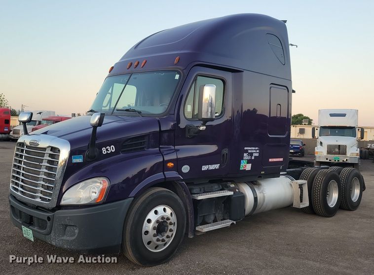 2015 Freightliner Cascadia 113  semi truck - MO9676