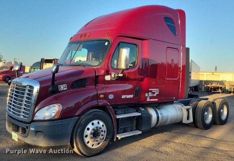 2015 Freightliner Cascadia 113  semi truck - MO9677