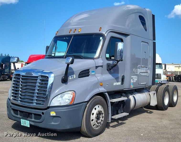 2015 Freightliner Cascadia 113  semi truck - MO9678