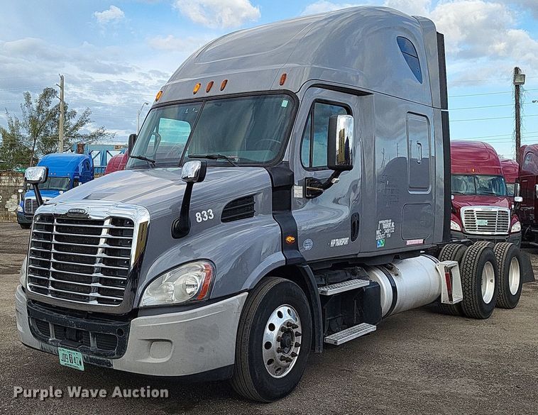 2015 Freightliner Cascadia 113  semi truck - MO9680