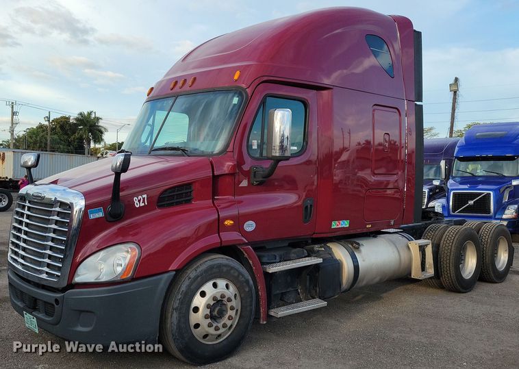 2015 Freightliner Cascadia 113  semi truck - MO9681