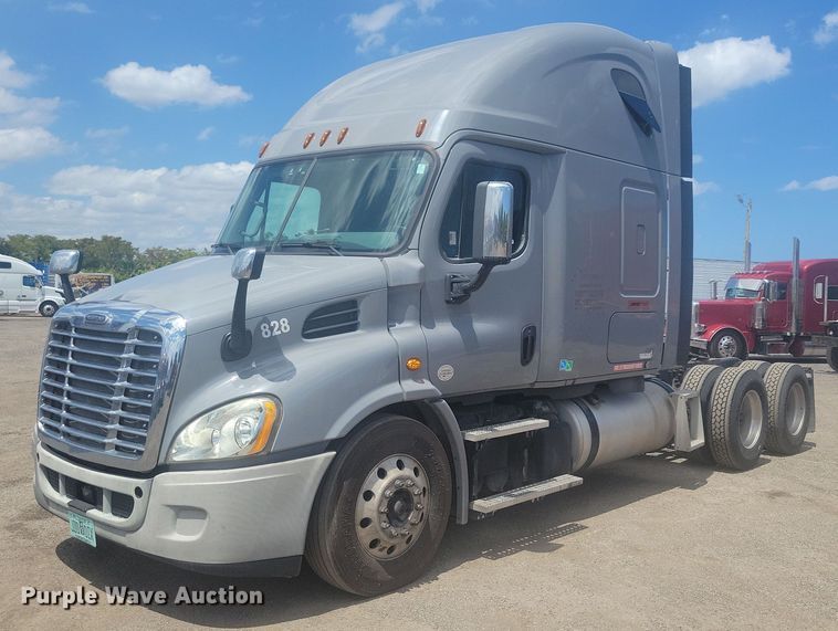 2015 Freightliner Cascadia 113  semi truck - MO9682