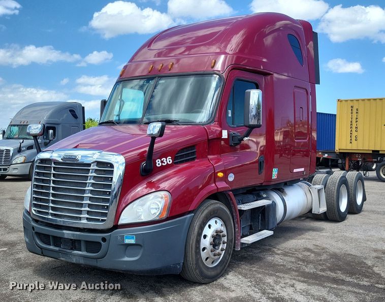 2015 Freightliner Cascadia 113  semi truck - MO9683