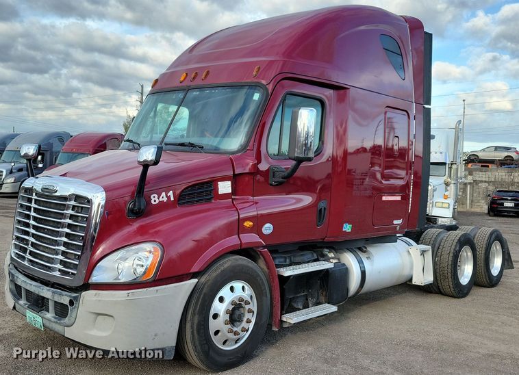 2015 Freightliner Cascadia 113  semi truck - MO9684