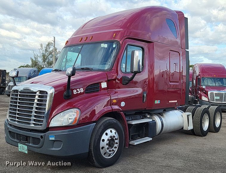 2015 Freightliner Cascadia 113  semi truck - MO9685