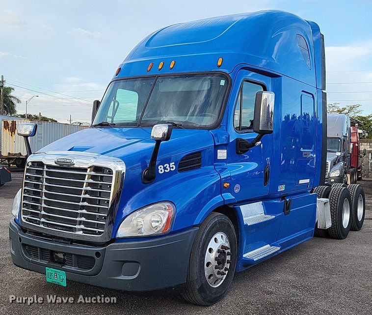 2015 Freightliner Cascadia 113  semi truck - MO9686