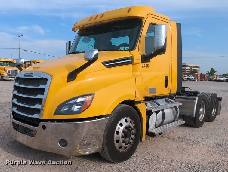 2020 Freightliner Cascadia 126  semi truck - MY9821