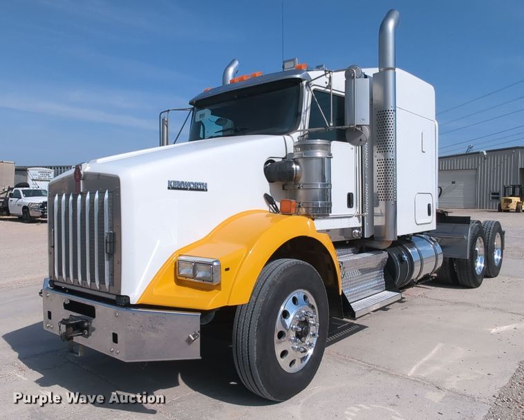 2017 Kenworth T800  semi truck - MY9832