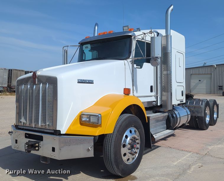 2016 Kenworth T800  semi truck - MY9833