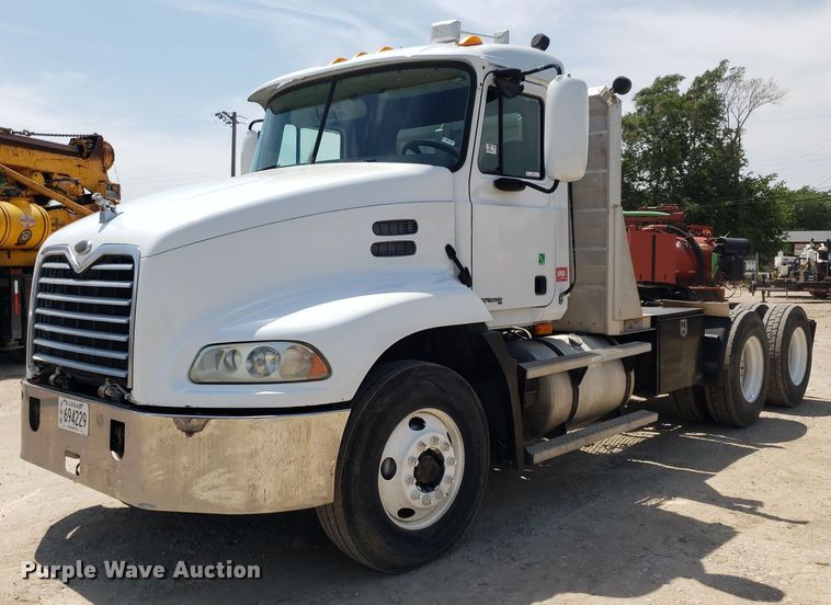 2000 Mack CX613  semi truck - OB9732