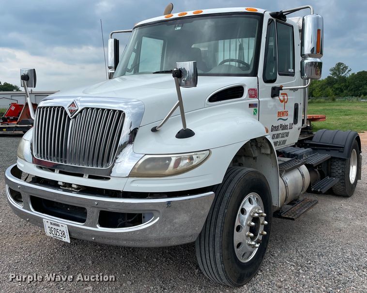 2013 International  DuraStar 4400 semi truck - NB9075