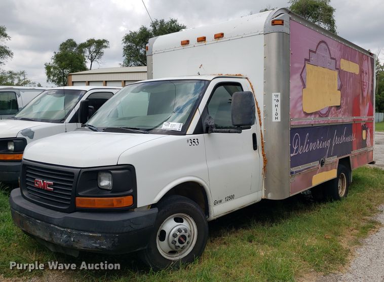2004 GMC Savana  box truck - DO3028