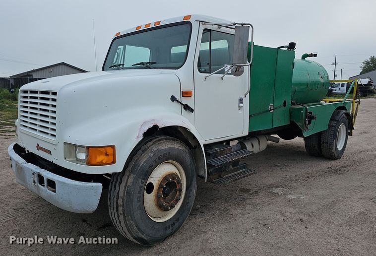2001 International 4700  septic truck - DQ0093
