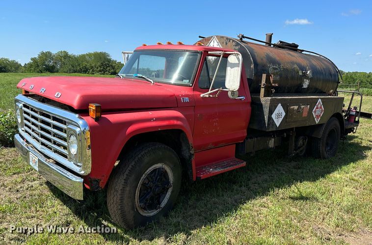 1975 Ford F700  oil distributor truck - JD9026