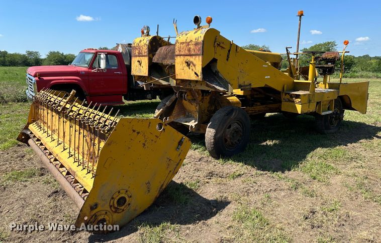 E. D. Etnyre & Co  chip spreader - JD9027